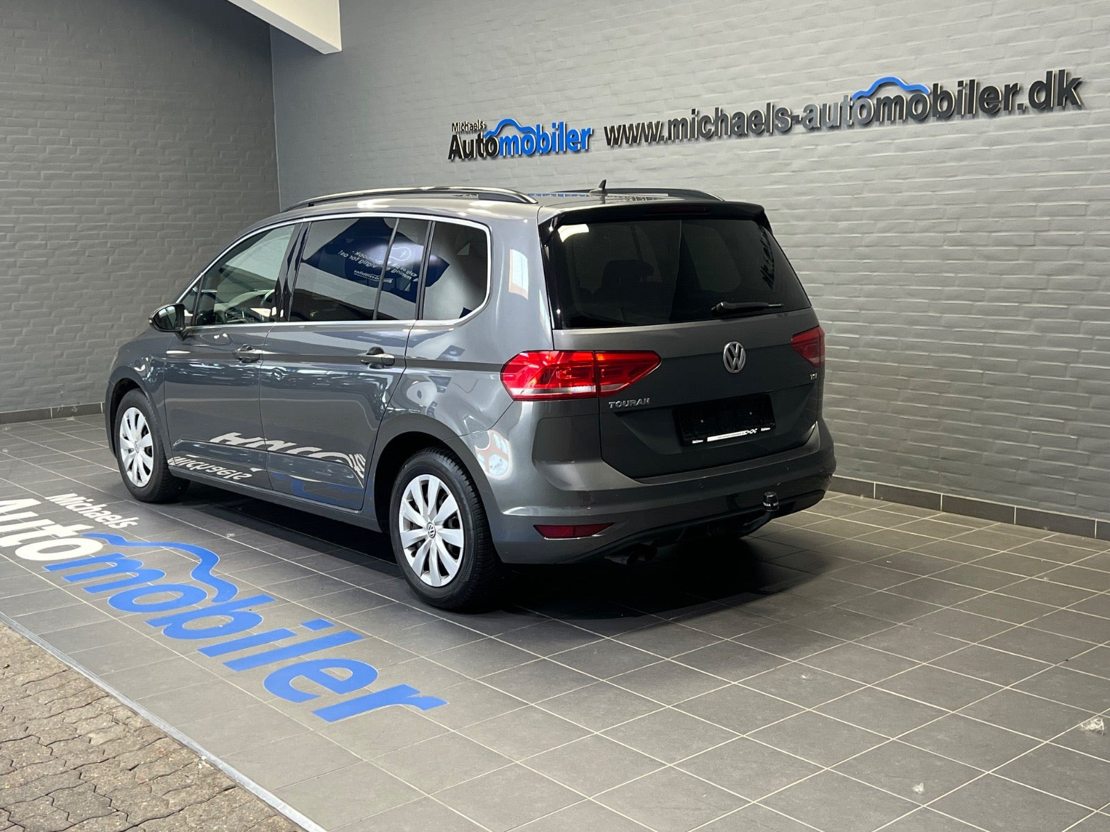 Grå VW Touran fra 2018
