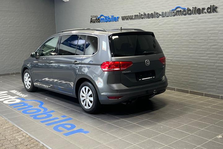 Grå VW Touran fra 2018