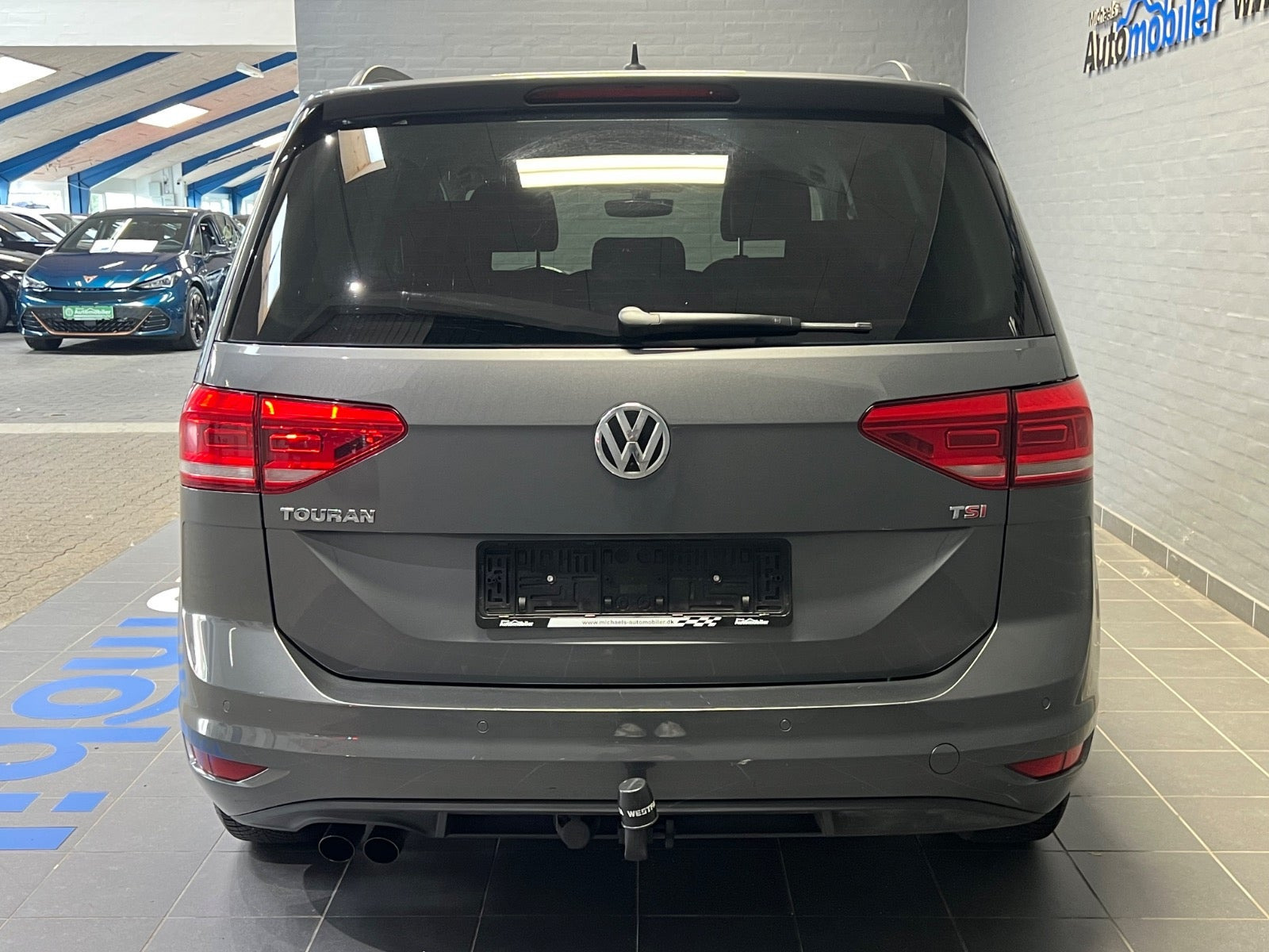 Grå VW Touran fra 2018