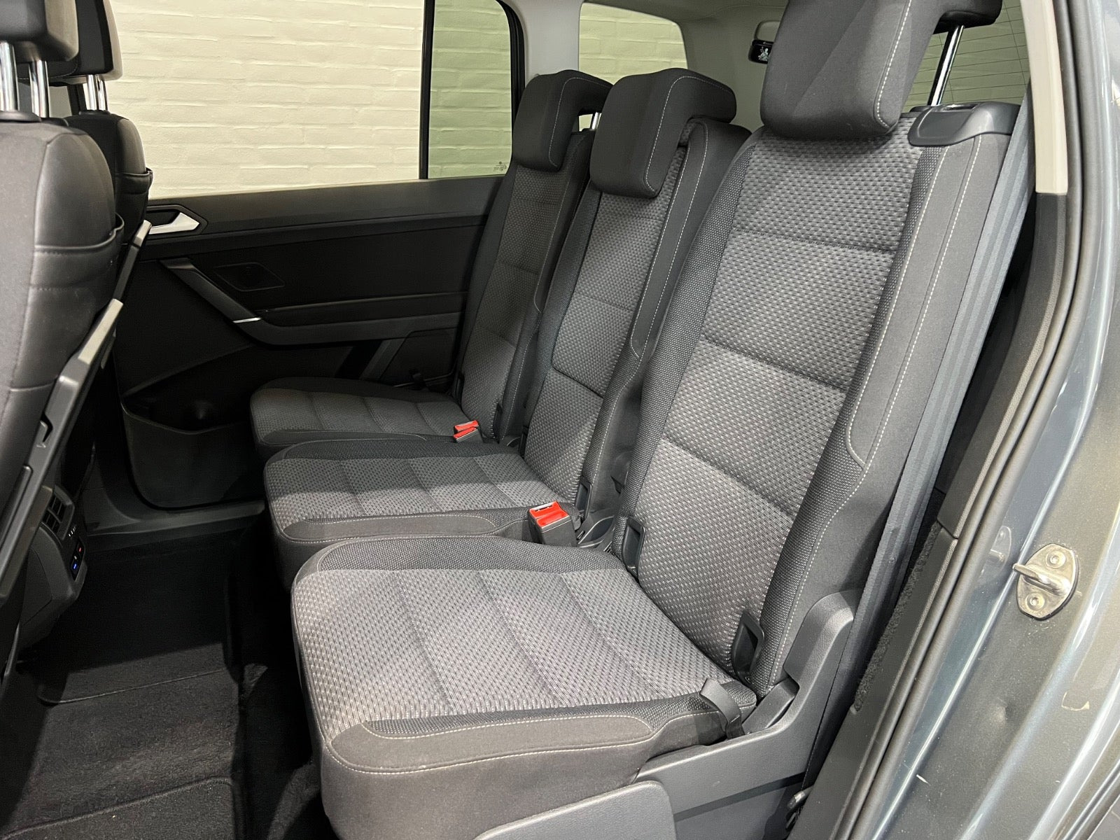 Grå VW Touran fra 2018