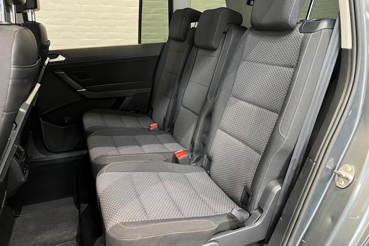 Grå VW Touran fra 2018