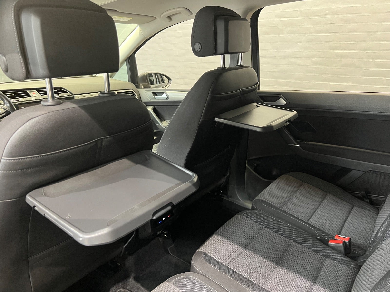 Grå VW Touran fra 2018