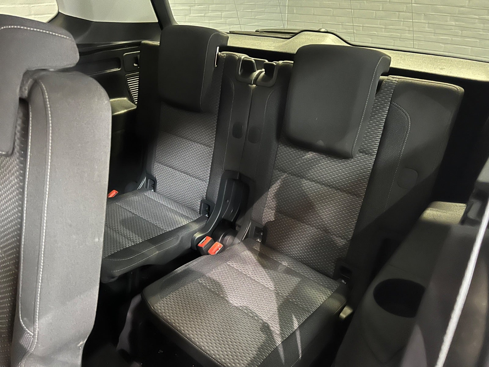 Grå VW Touran fra 2018