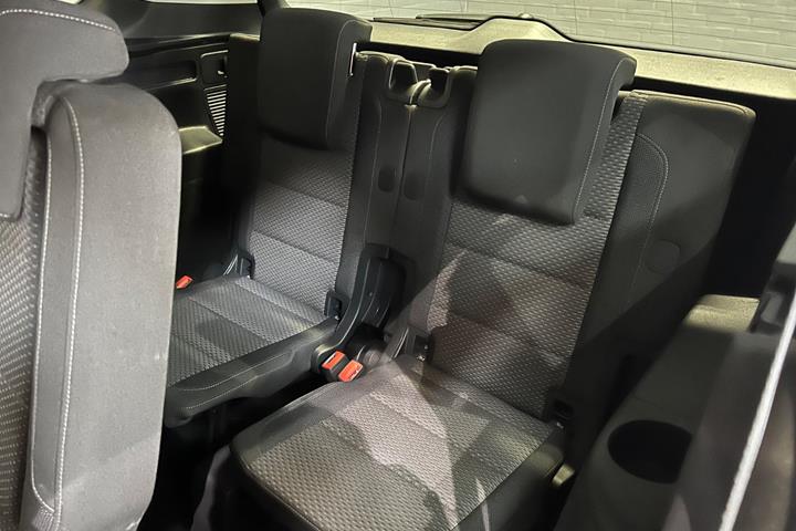 Grå VW Touran fra 2018