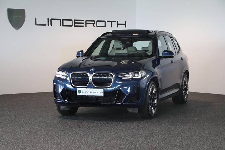 Blå BMW iX3 fra 2023