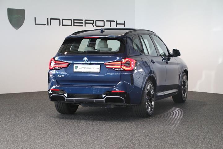 Blå BMW iX3 fra 2023