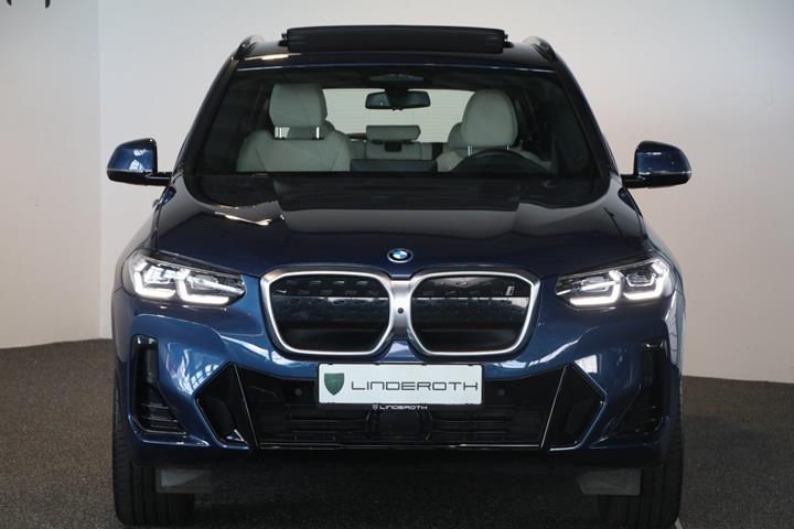 Blå BMW iX3 fra 2023