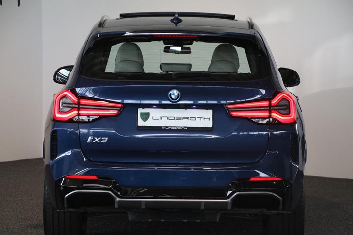 Blå BMW iX3 fra 2023