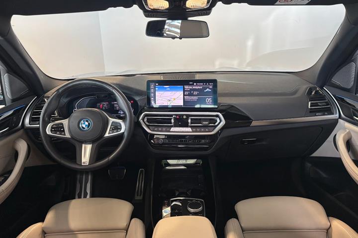 Blå BMW iX3 fra 2023