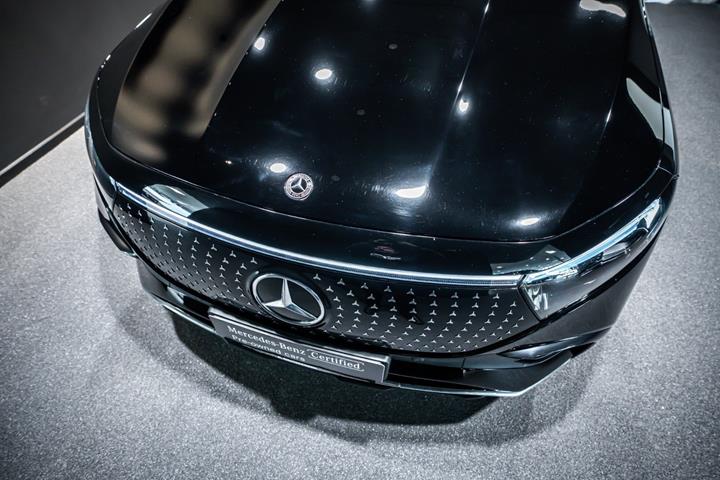 Sort Mercedes EQB350 fra 2025