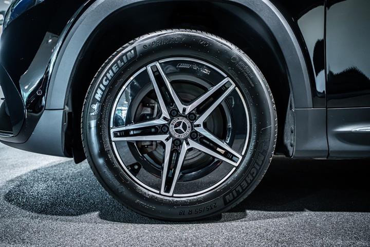 Sort Mercedes EQB350 fra 2025