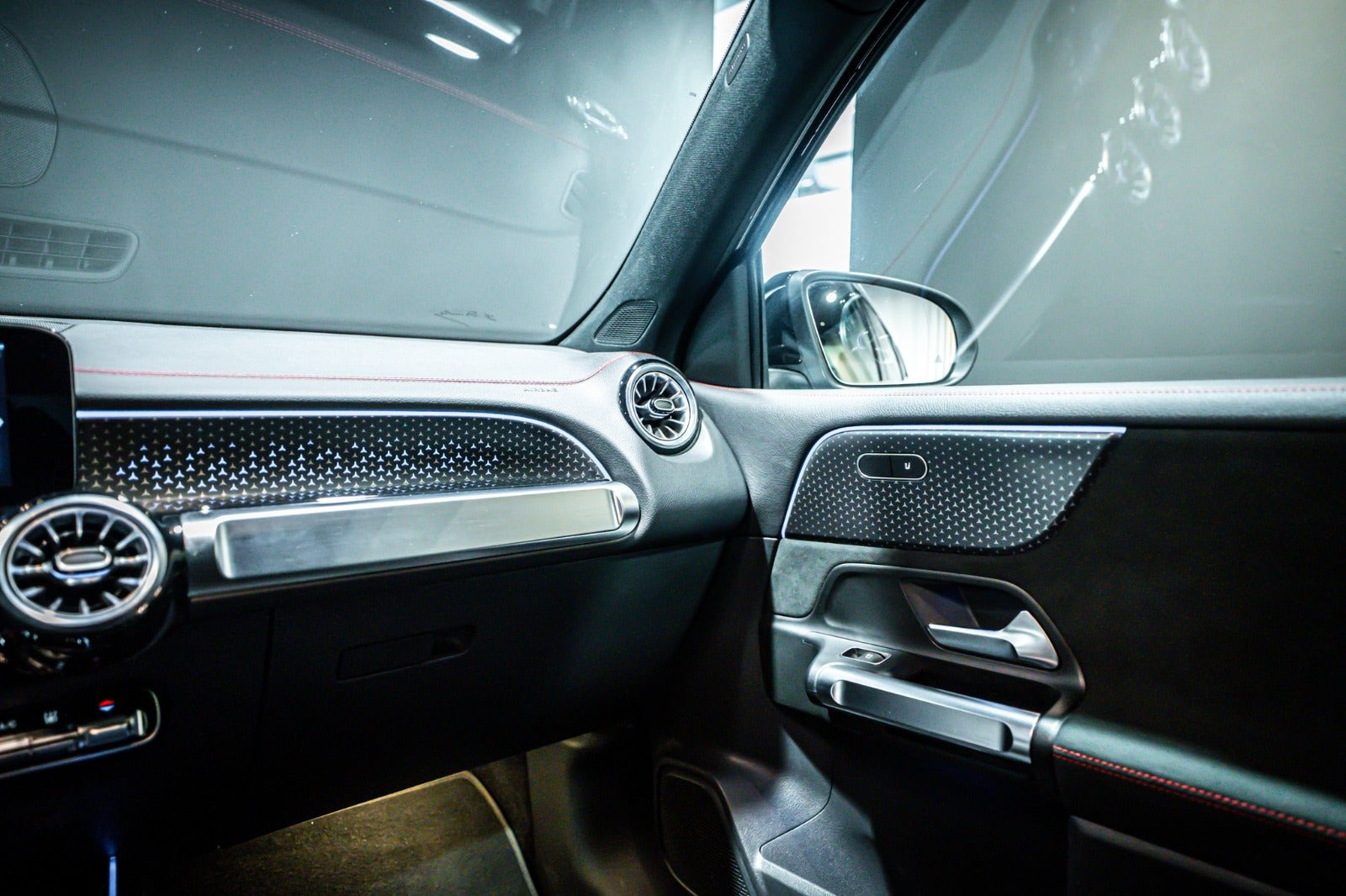 Sort Mercedes EQB350 fra 2025