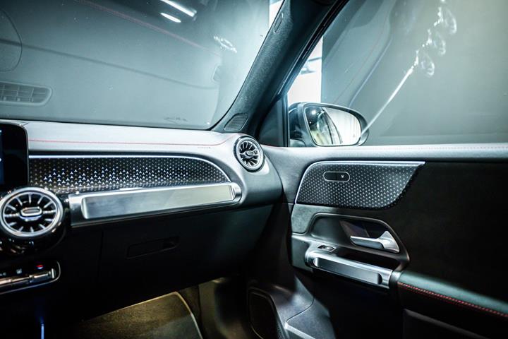 Sort Mercedes EQB350 fra 2025