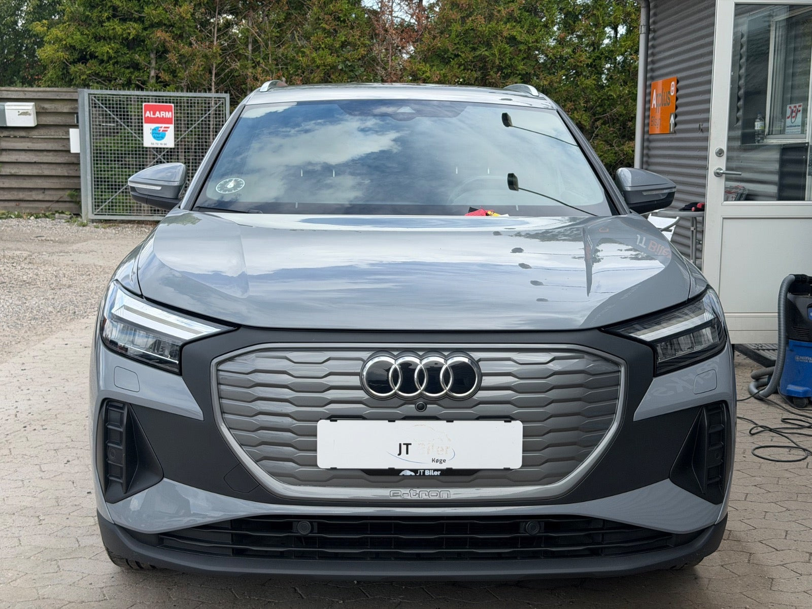 Grå Audi Q4 e-tron fra 2023