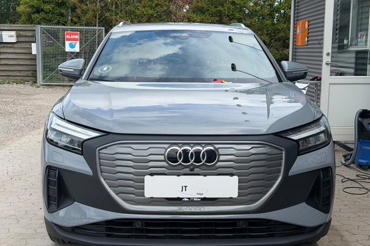 Grå Audi Q4 e-tron fra 2023