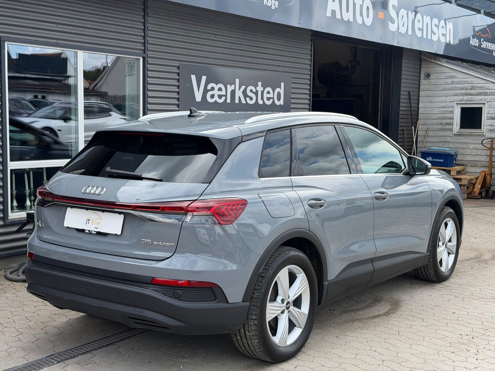 Grå Audi Q4 e-tron fra 2023