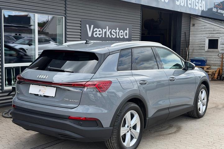 Grå Audi Q4 e-tron fra 2023