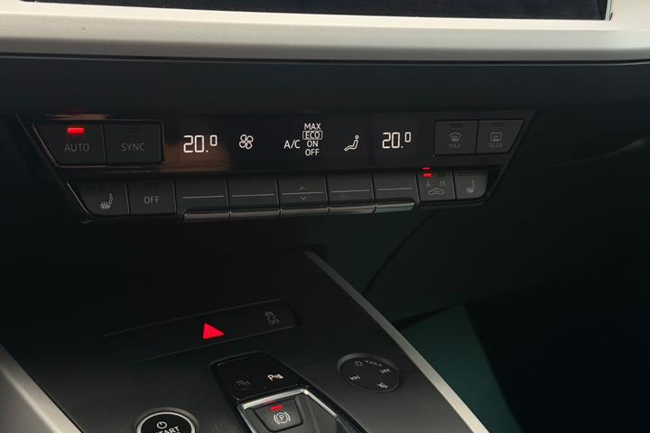 Grå Audi Q4 e-tron fra 2023