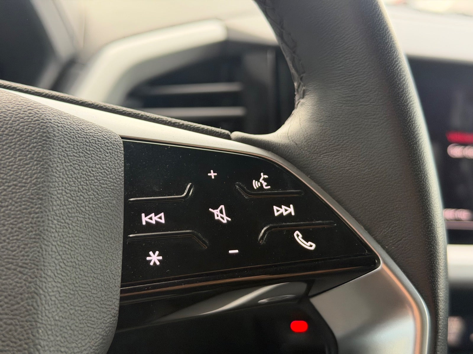 Grå Audi Q4 e-tron fra 2023