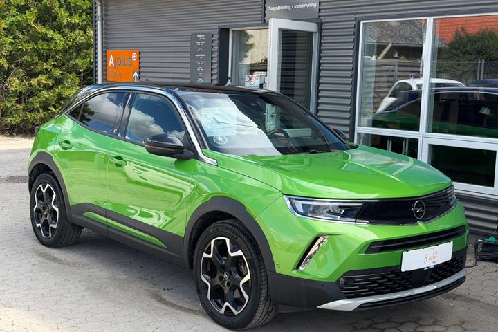 Grøn Opel Mokka-e fra 2021 set udefra