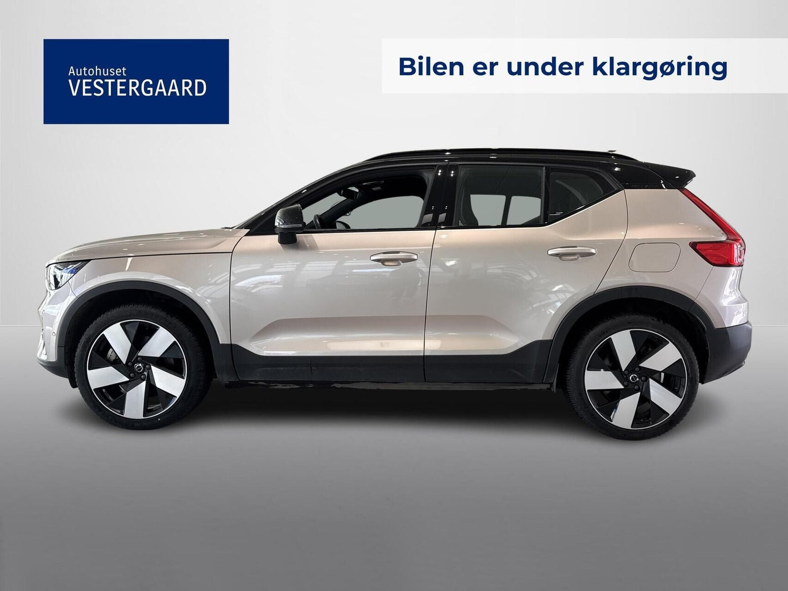Orange Volvo XC40 fra 2023