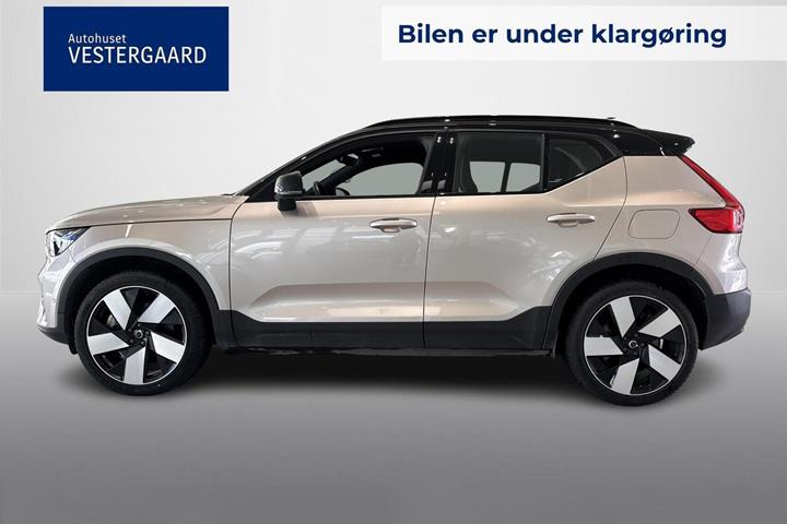 Orange Volvo XC40 fra 2023