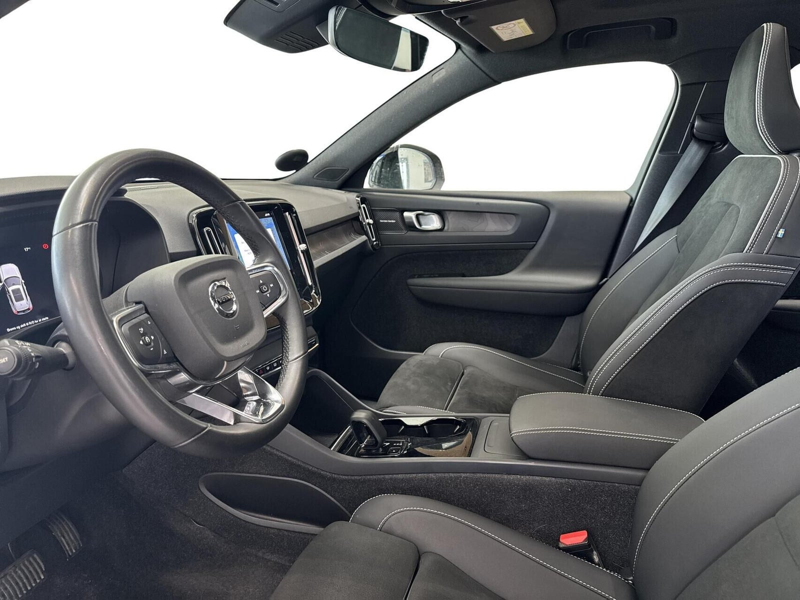 Orange Volvo XC40 fra 2023