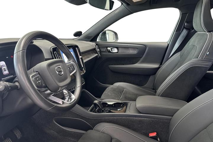 Orange Volvo XC40 fra 2023