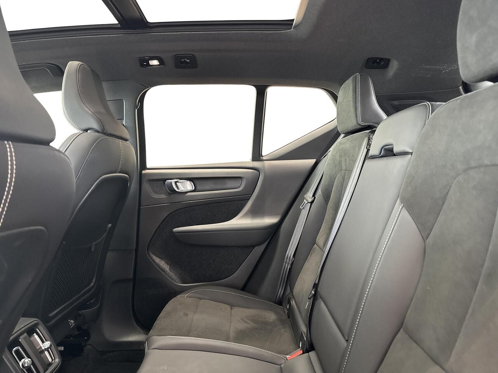 Orange Volvo XC40 fra 2023