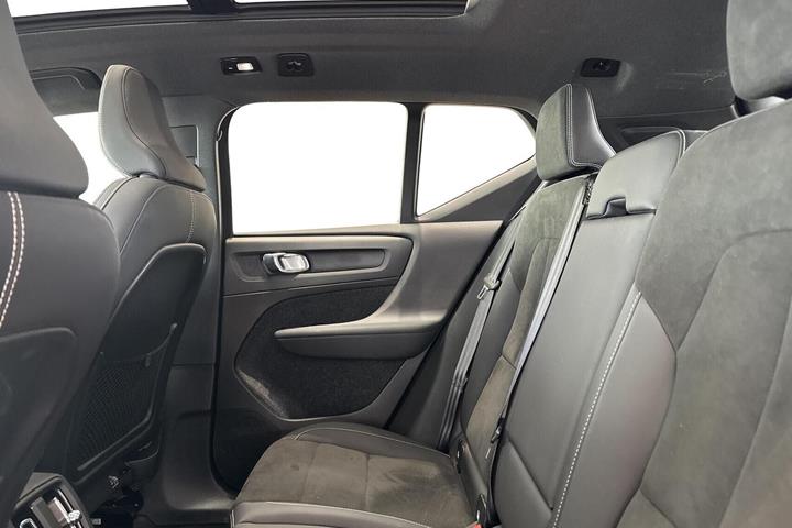 Orange Volvo XC40 fra 2023