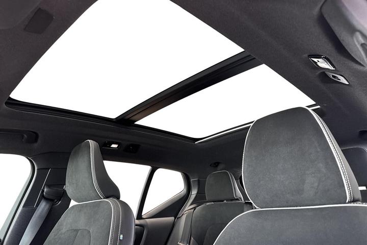 Orange Volvo XC40 fra 2023