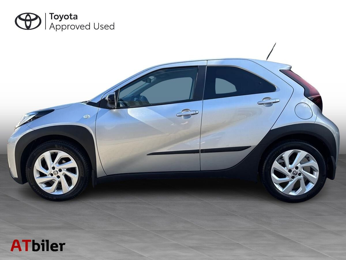 Sølv Toyota Aygo X fra 2023