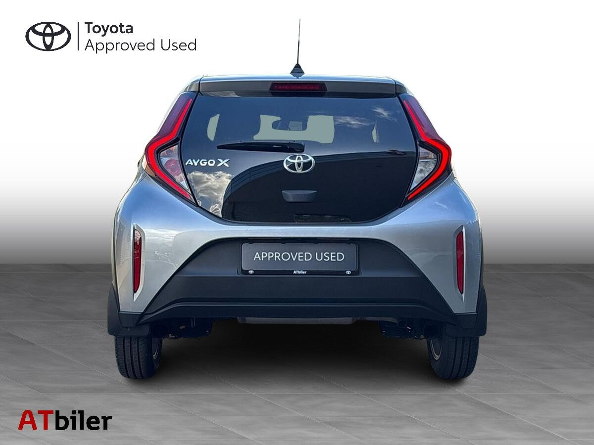 Sølv Toyota Aygo X fra 2023
