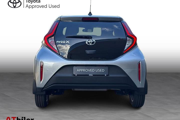 Sølv Toyota Aygo X fra 2023