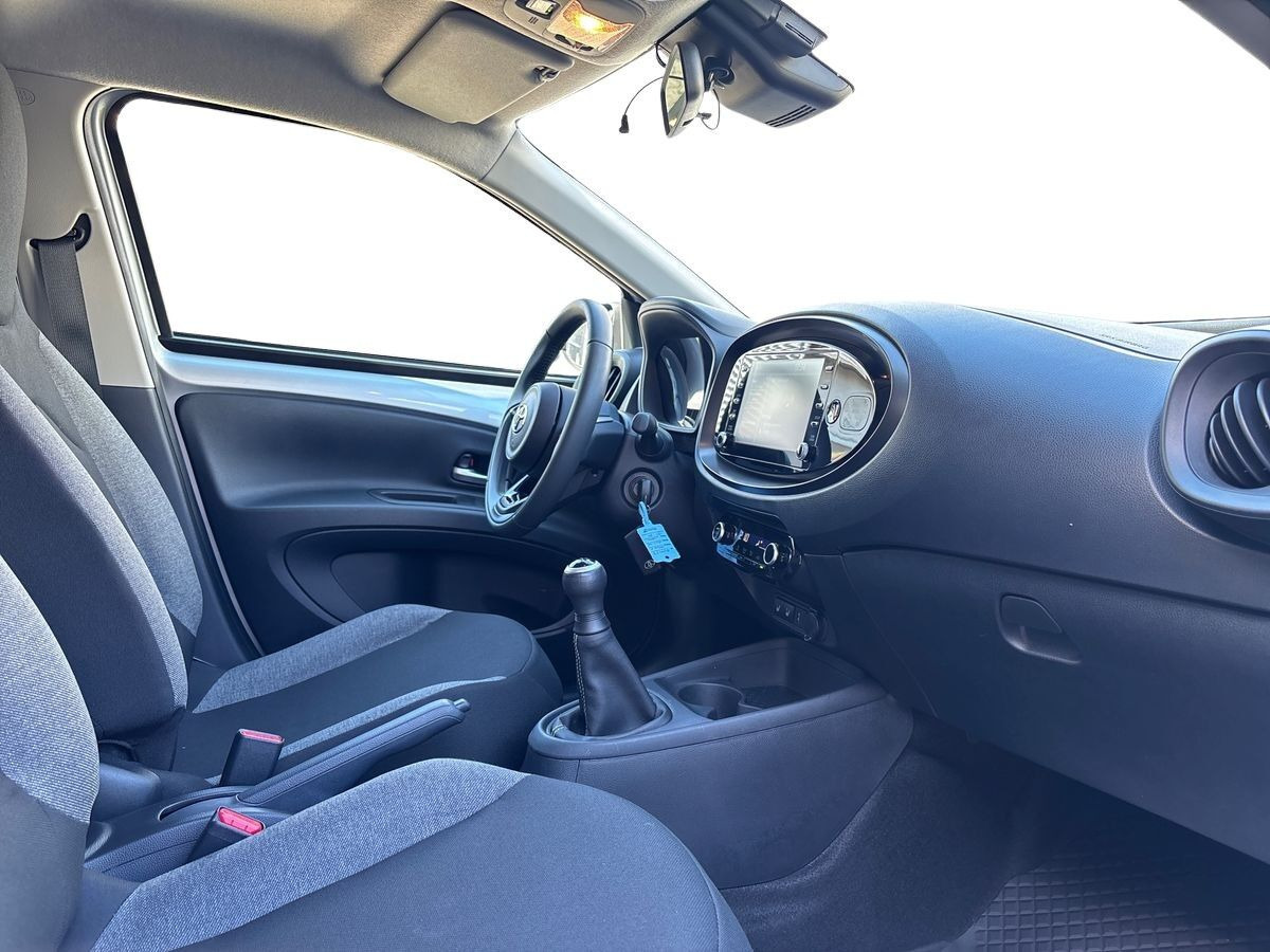Sølv Toyota Aygo X fra 2023