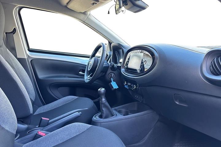 Sølv Toyota Aygo X fra 2023