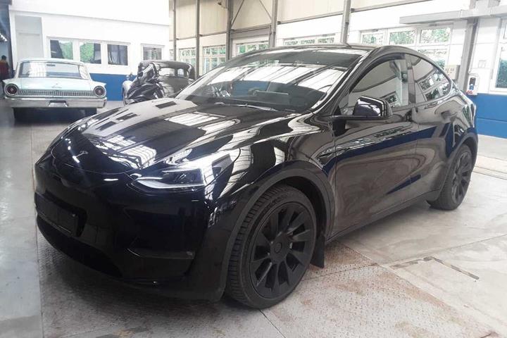 Sort Tesla Model Y fra 2023