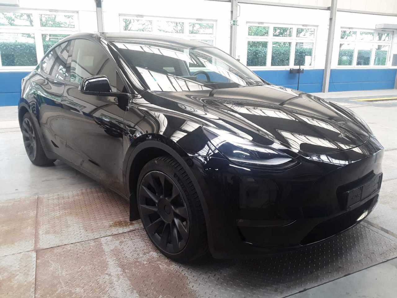 Sort Tesla Model Y fra 2023