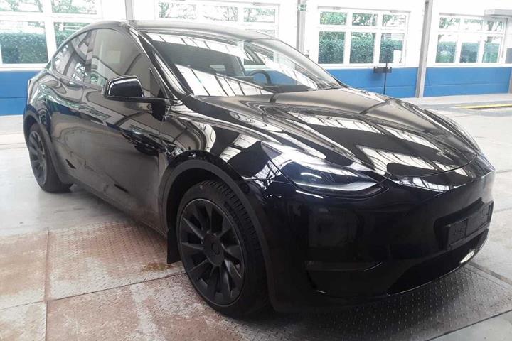 Sort Tesla Model Y fra 2023
