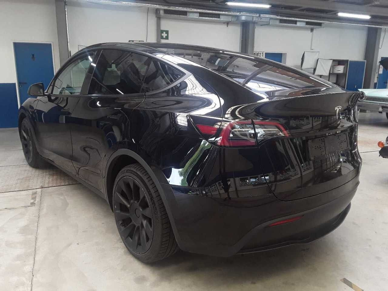 Sort Tesla Model Y fra 2023