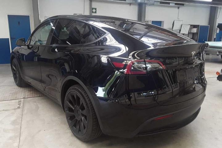 Sort Tesla Model Y fra 2023