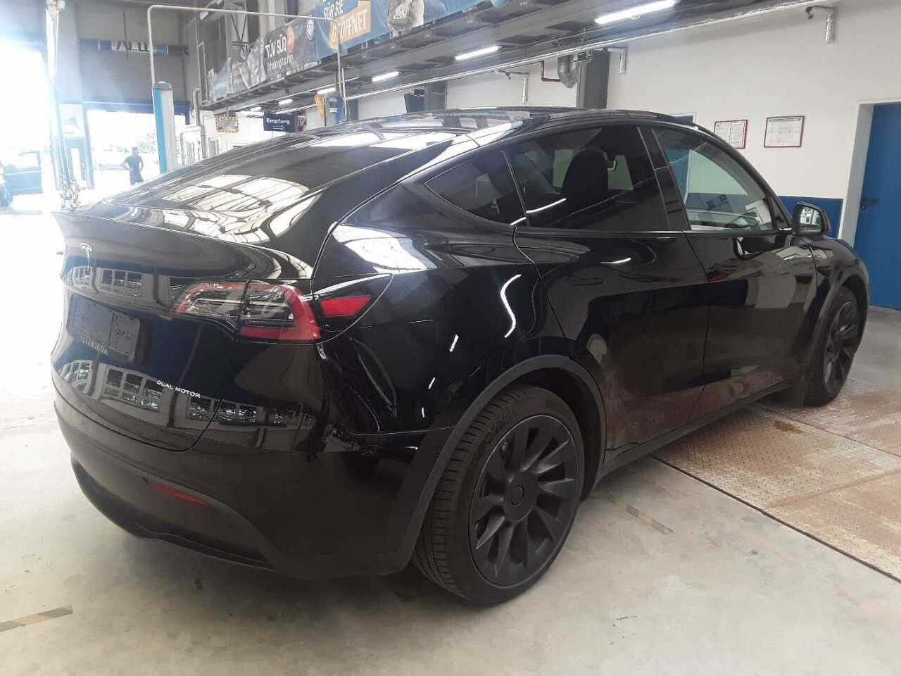 Sort Tesla Model Y fra 2023