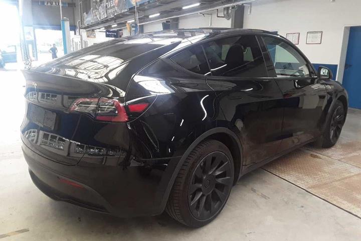 Sort Tesla Model Y fra 2023