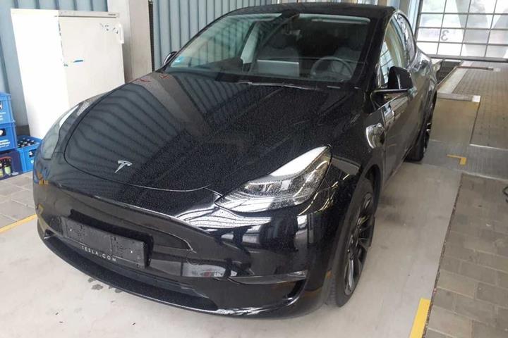Sort Tesla Model Y fra 2023
