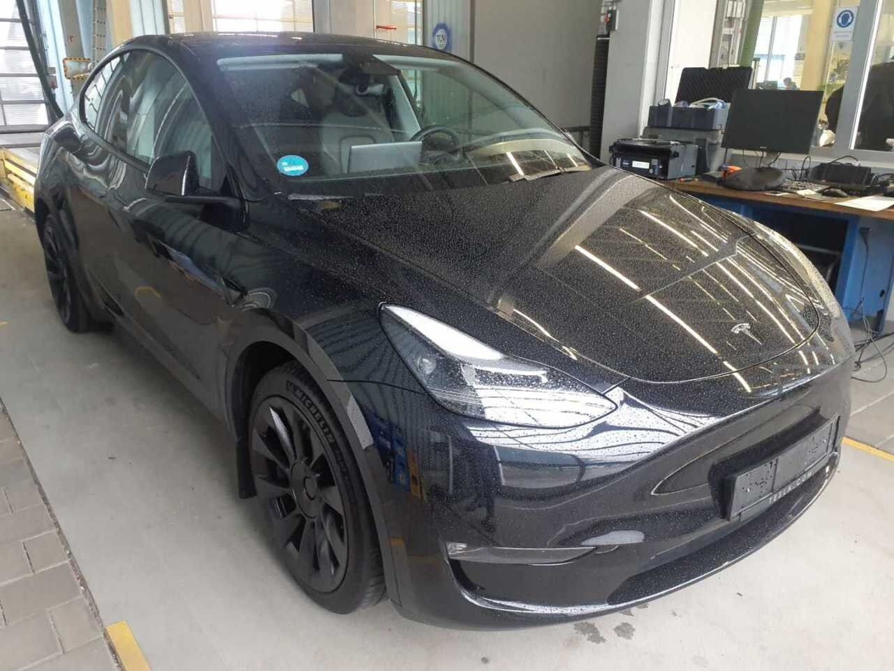 Sort Tesla Model Y fra 2023