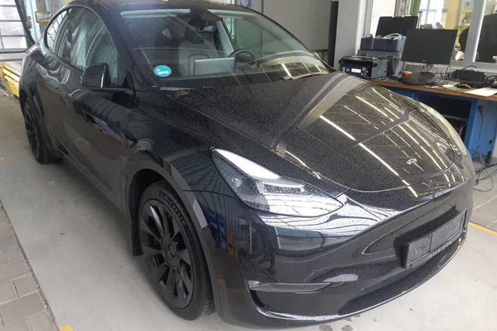 Sort Tesla Model Y fra 2023