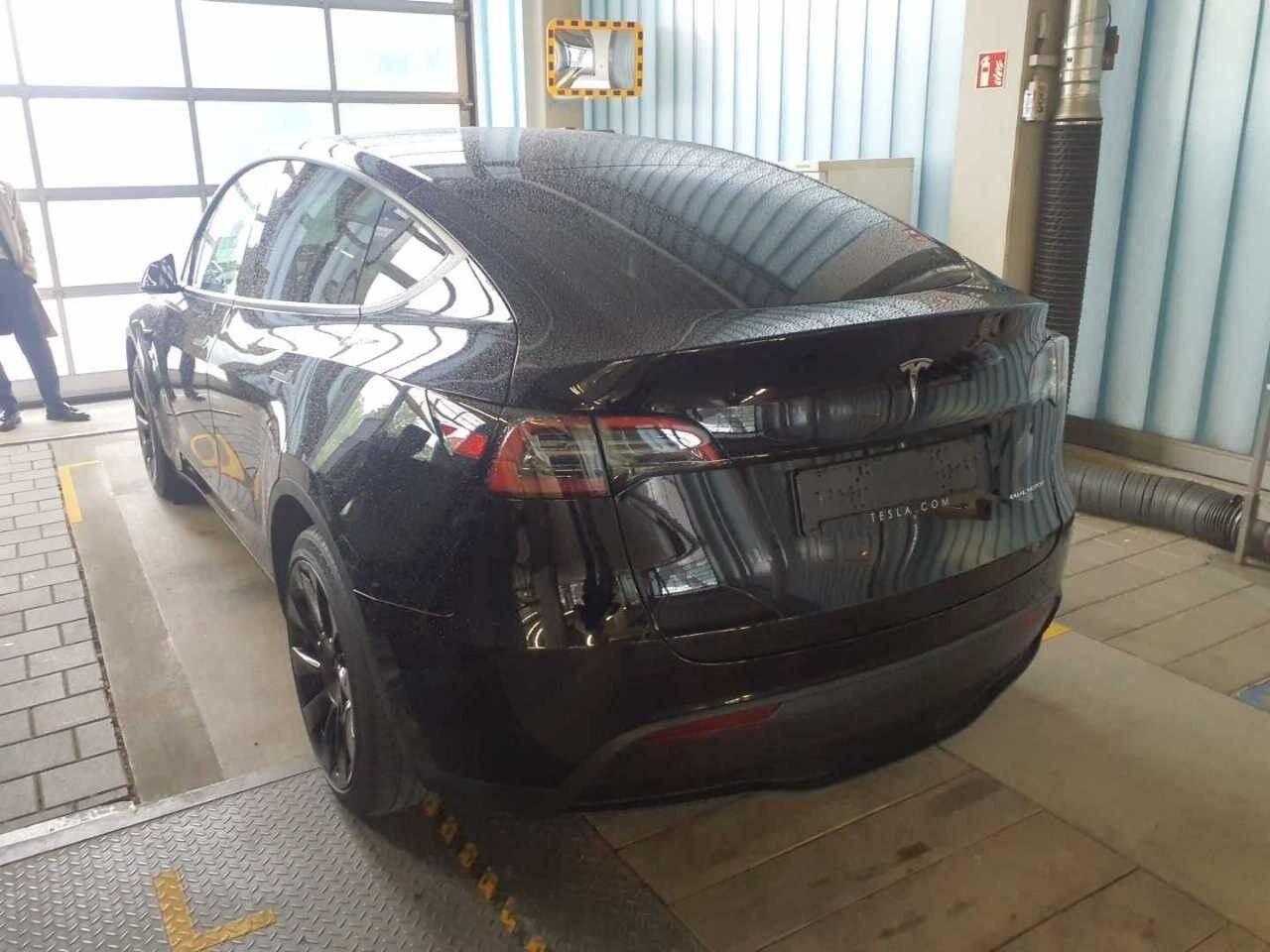 Sort Tesla Model Y fra 2023