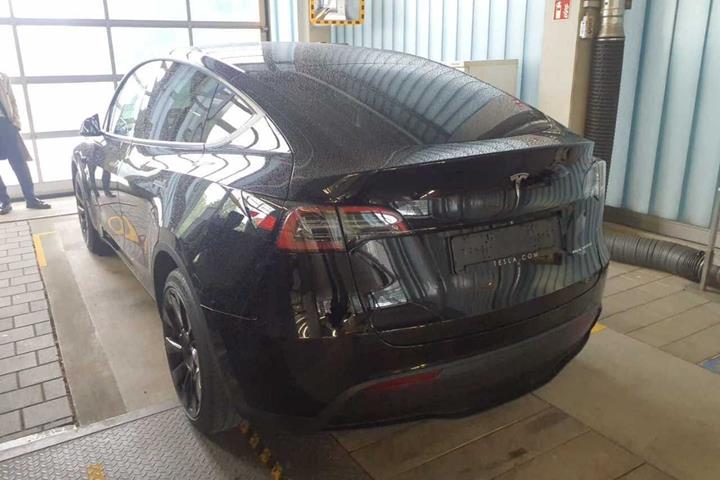 Sort Tesla Model Y fra 2023
