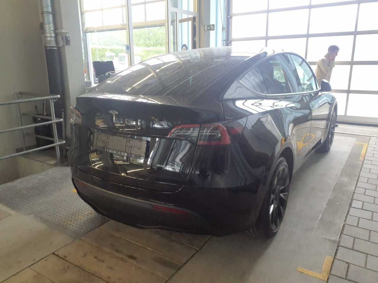 Sort Tesla Model Y fra 2023
