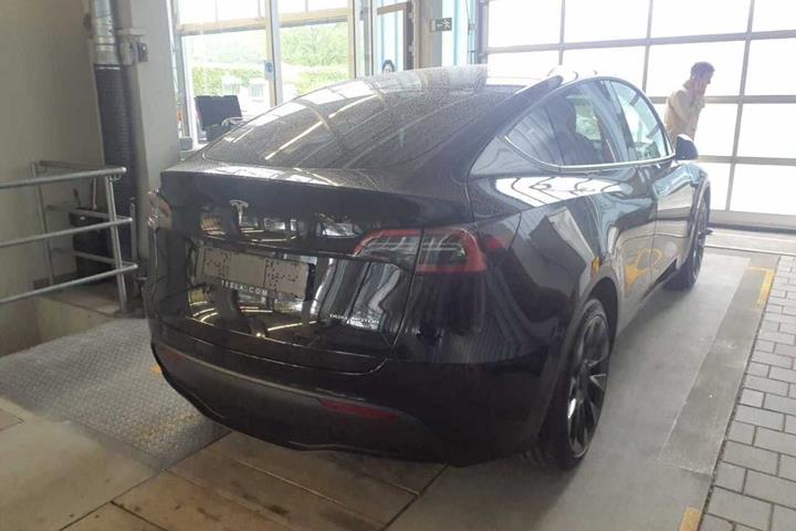 Sort Tesla Model Y fra 2023